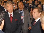 С Ющенко Медведев, конечно, поздоровался, но диалог поддерживать не стал.