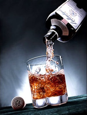 Современное название виски пишется как whisky – в шотландском варианте, и whiskey – во всех остальных. Если на бутылке написано «whisky» то оно точно произведено в Шотландии, если «whiskey», то где угодно, только не в Шотландии. Кстати, в отраслевой журналистике зачастую используется комбинированный вариант – whisk(e)y, если в материале одновременно упоминаются, например, шотландский и ирландский сорта.