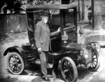 Генри Лиланд позирует на фоне персонального Cadillac Osceola с кузовом купе.
