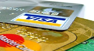 80 % рынка банковских карт контролируется международными платёжными системами VISA и Mastercard. Российские платёжные системы (Сберкарт, Золотая корона, STB Card, Union Card, ChronoPay) контролируют от 6 % до 2 % рынка.
